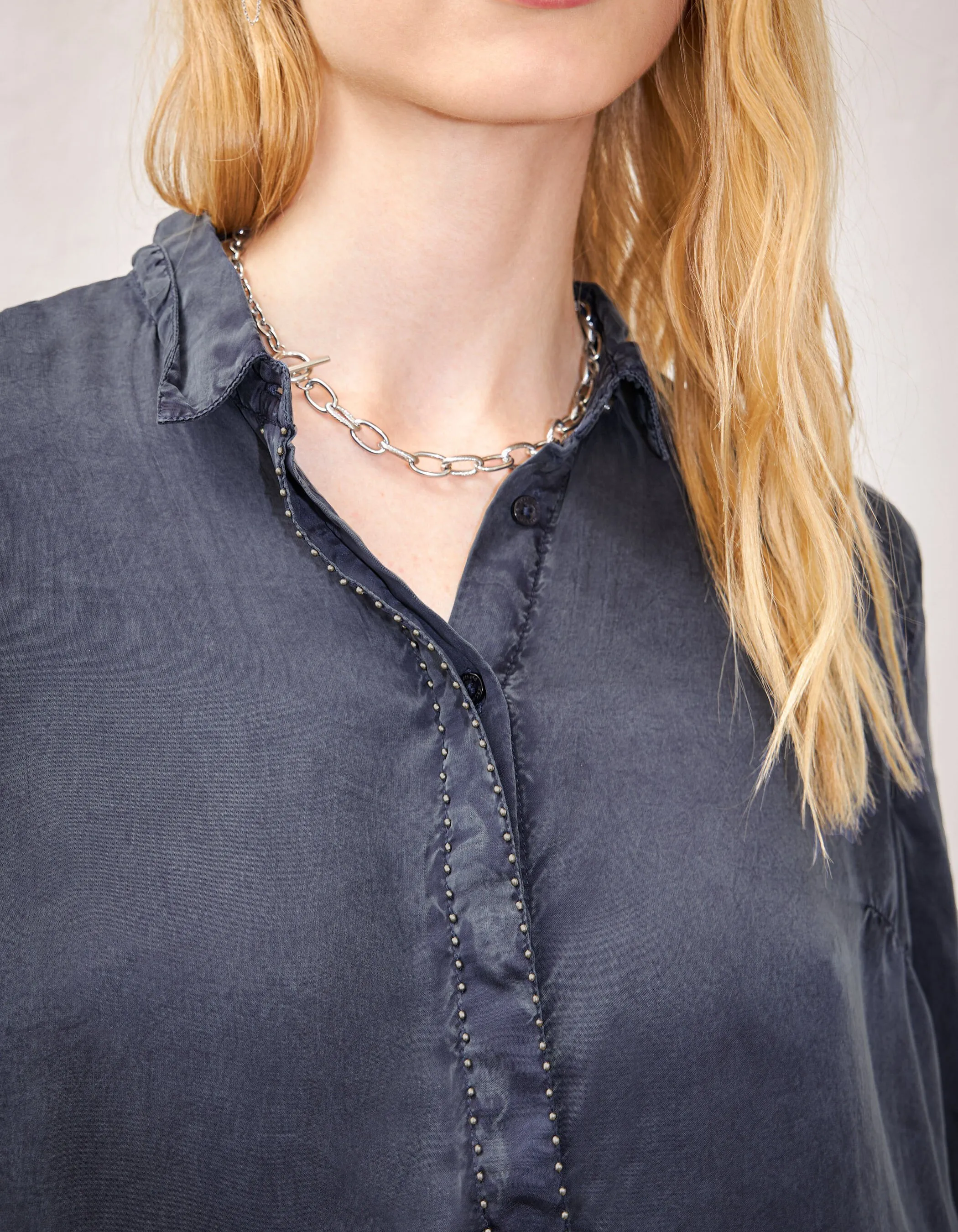 Chemise en cupro bleu marine délavé détail bijoux femme