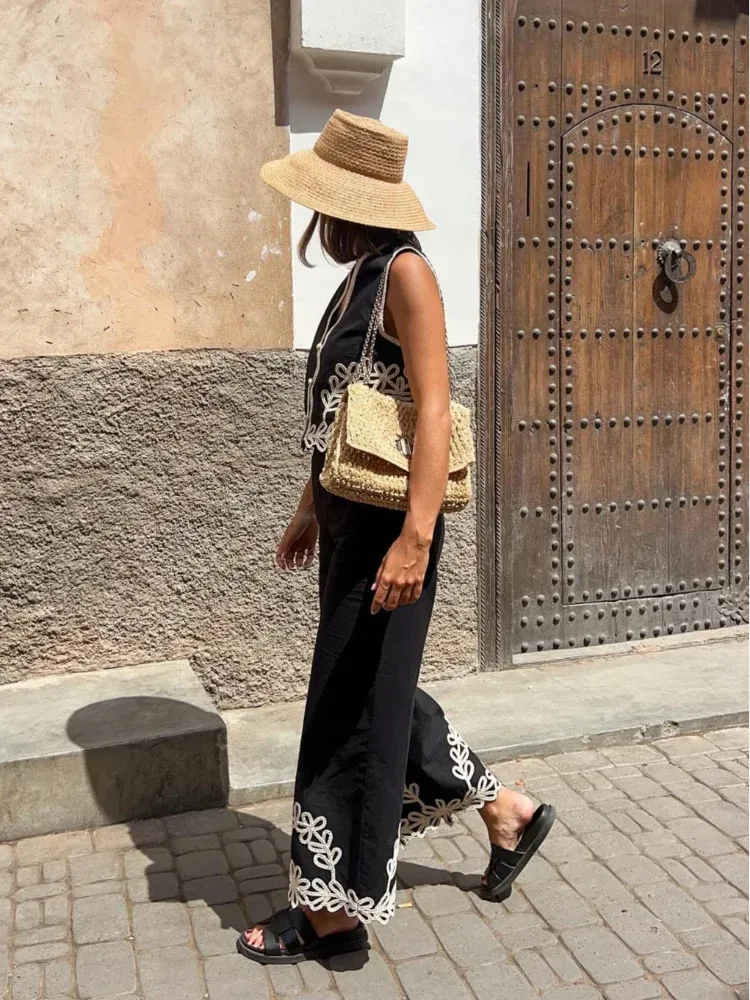 Ensemble noir avec pantalon broderie blanche