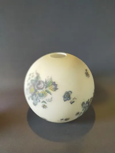 Globe en opaline blanche et fleurs