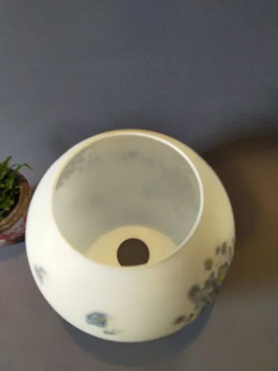 Globe en opaline blanche et fleurs