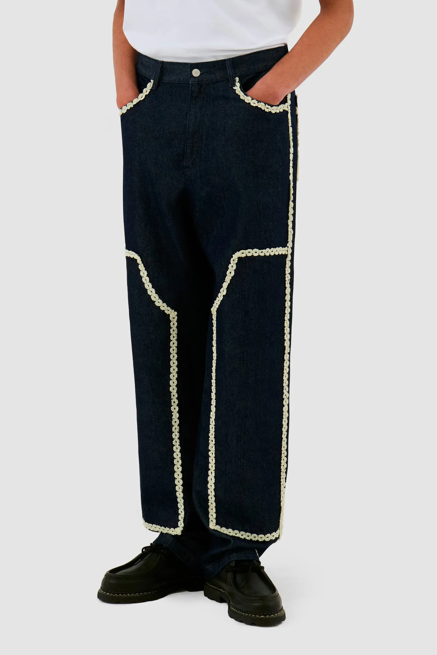 Pantalon en denim à bordures fleuries