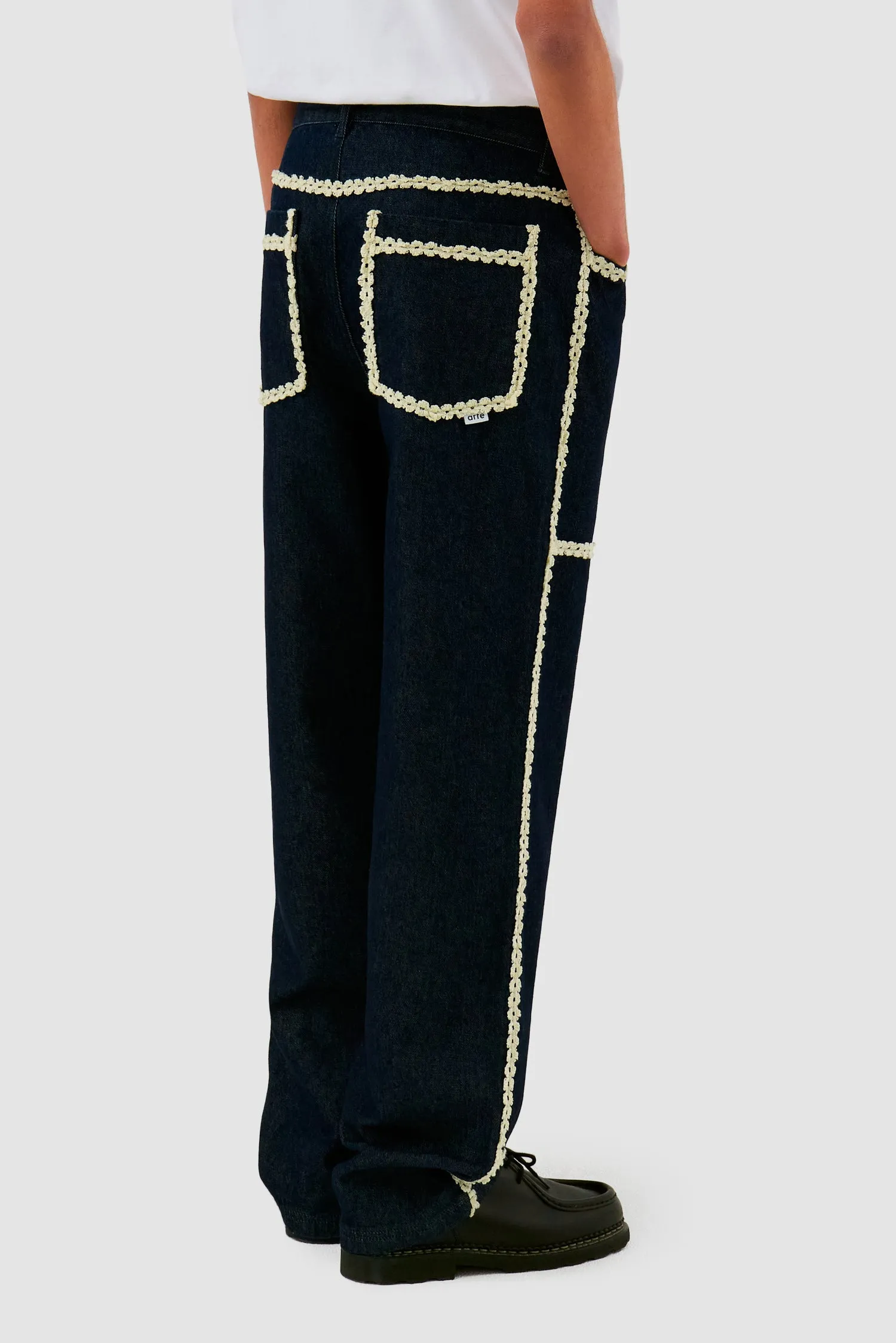 Pantalon en denim à bordures fleuries