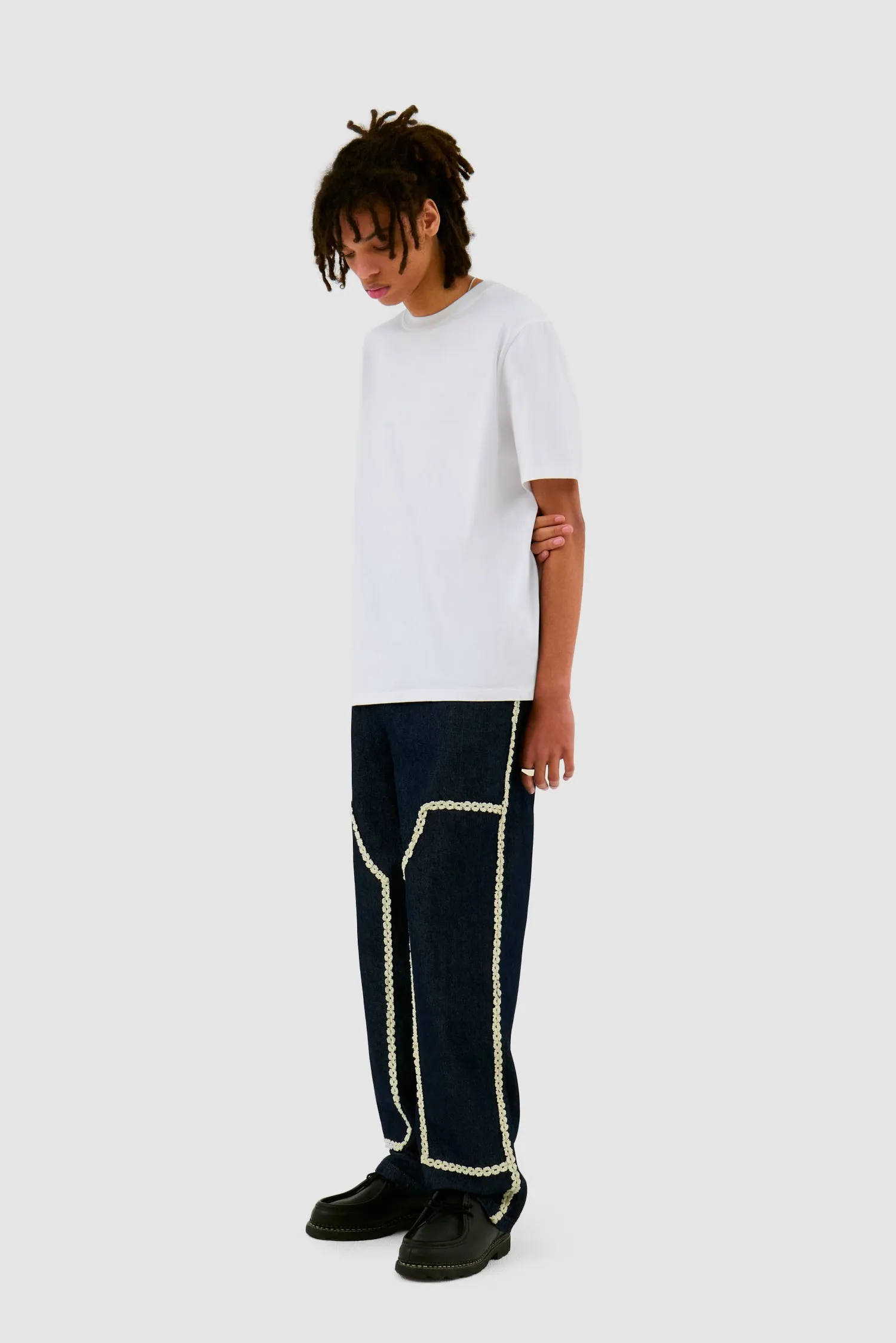 Pantalon en denim à bordures fleuries