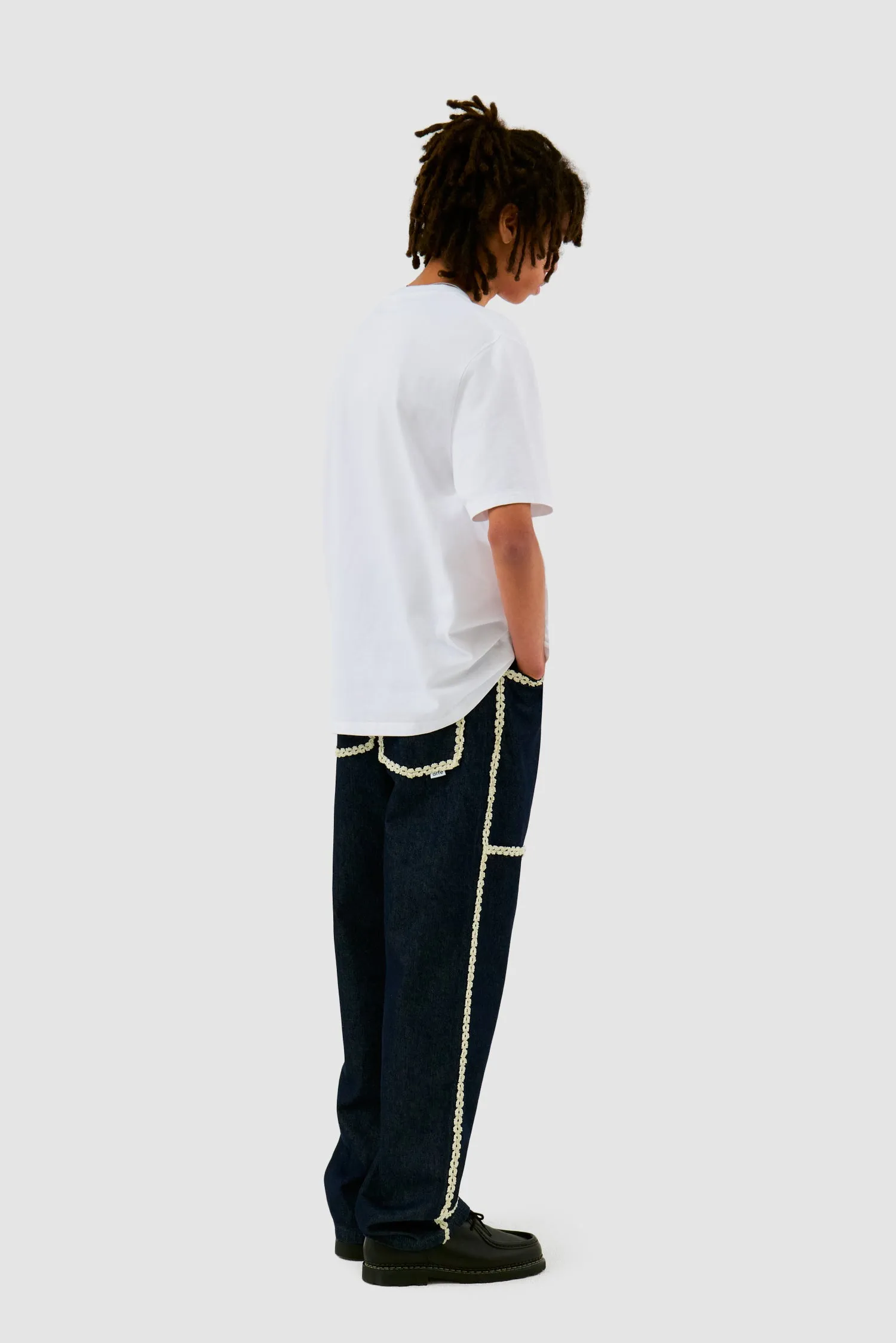 Pantalon en denim à bordures fleuries