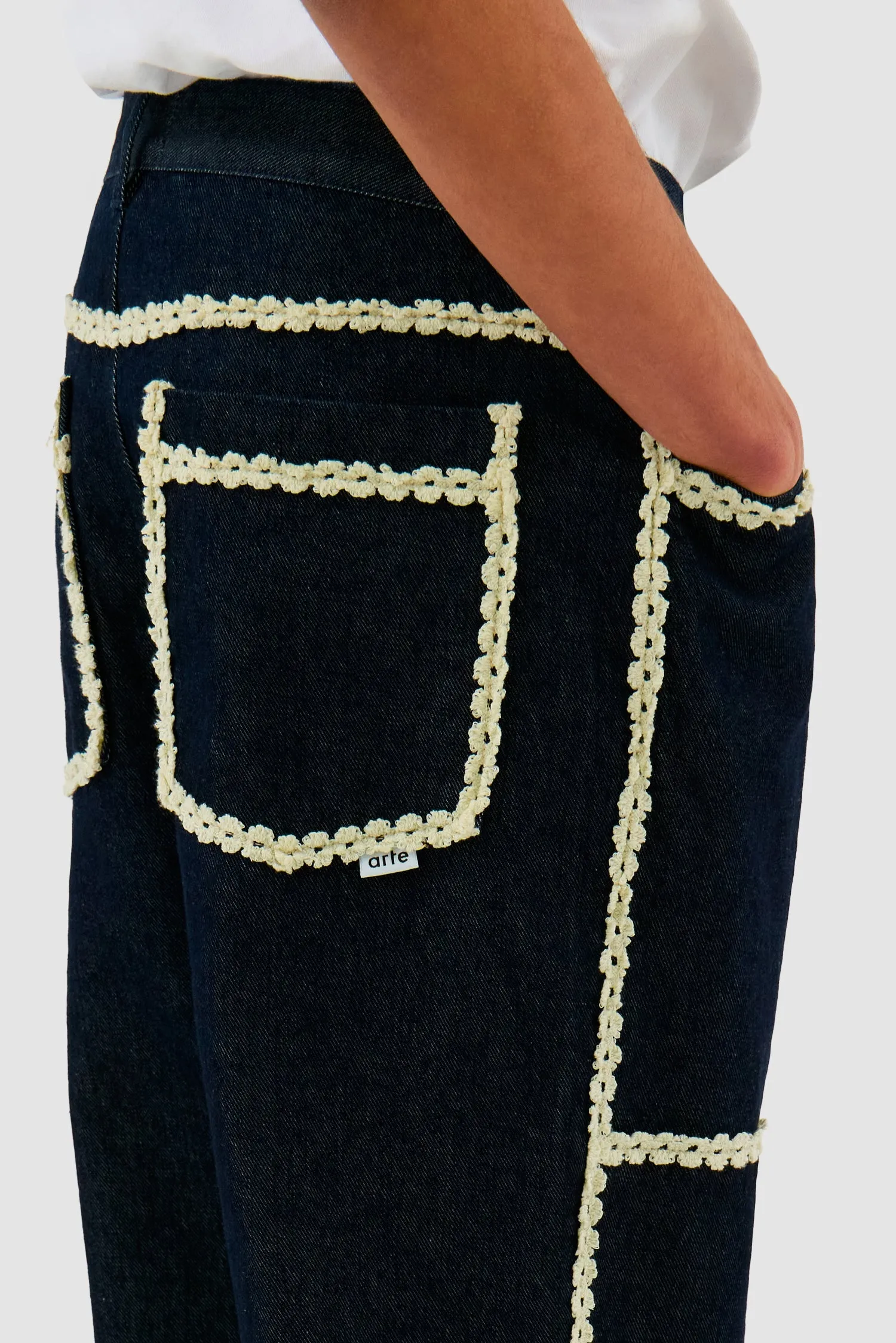 Pantalon en denim à bordures fleuries